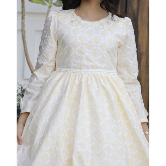 صورة فستان بناتي أصفر مرصع باللؤلؤ والورود | قصة هاي لو مع ذيل - 1185